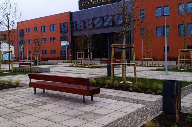 Plac przed Netto Areną po przebudowie