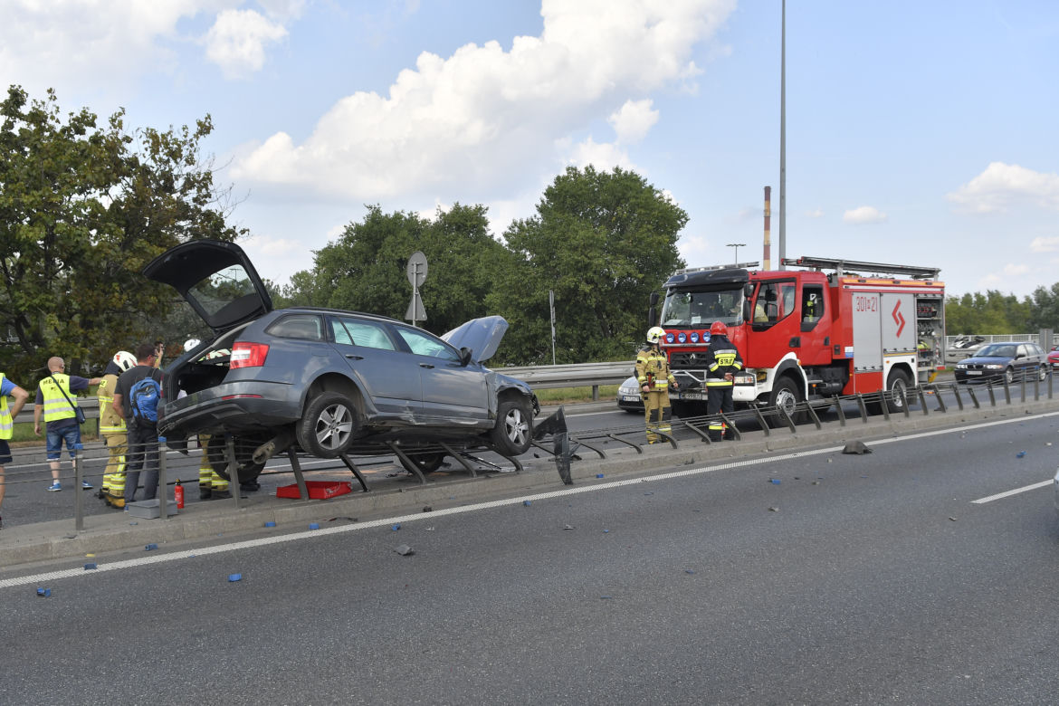 Wypadek Na S8, wjechał na barierki