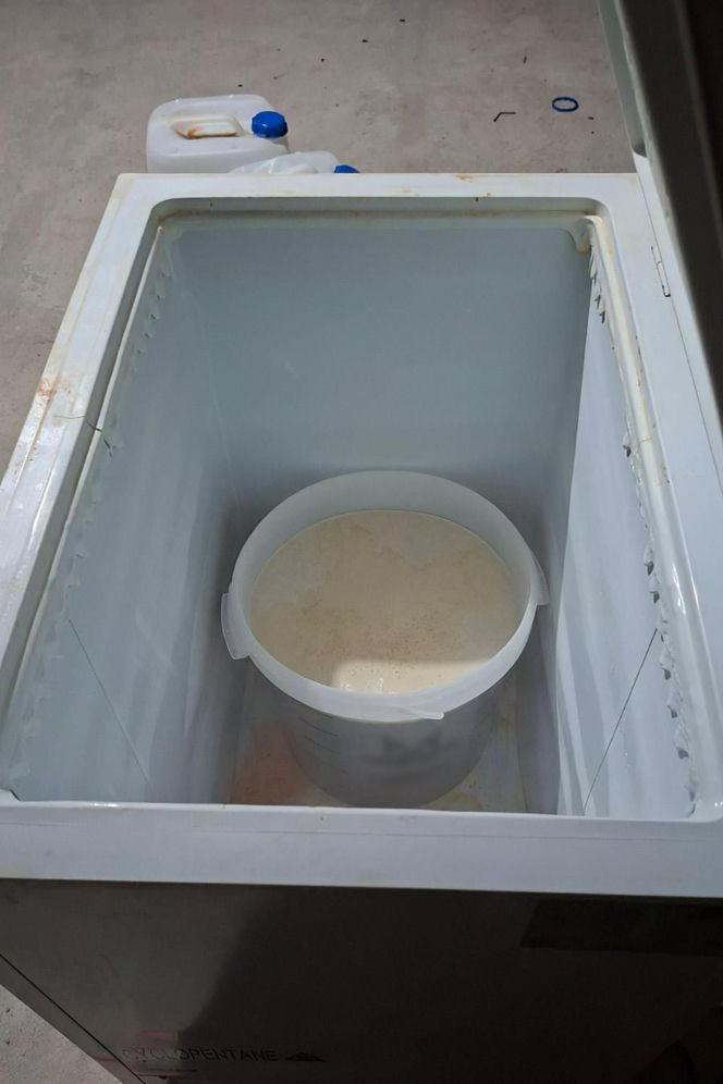 Na terenie posesji w powiecie dębickim funkcjonariusze odkryli kompletną linię produkcyjną, a także ponad 28 kilogramów gotowego mefedronu