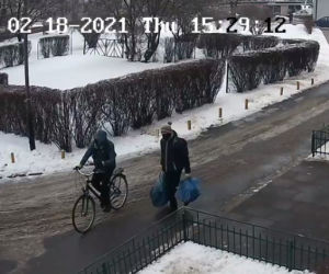 ŁÓDŹ. Grasują po klatkach i kradną co popadnie. Policja szuka tych mężczyzn! 
