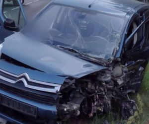 Wjechała na przeciwległy pas. 77-letni kierowca zginął po czołowym zderzeniu