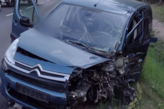 Wjechała na przeciwległy pas. 77-letni kierowca zginął po czołowym zderzeniu