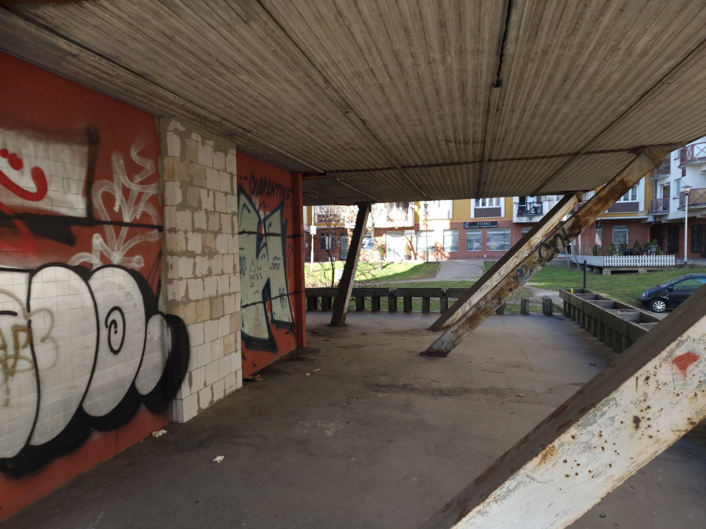 Trzonolinowiec - wieżowiec przy Kościuszki we Wrocławiu z lat 60. przed remontem