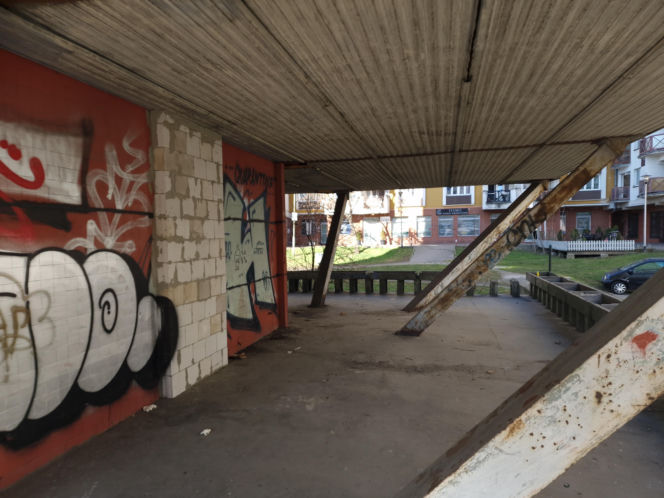 Trzonolinowiec - wieżowiec przy Kościuszki we Wrocławiu z lat 60. przed remontem