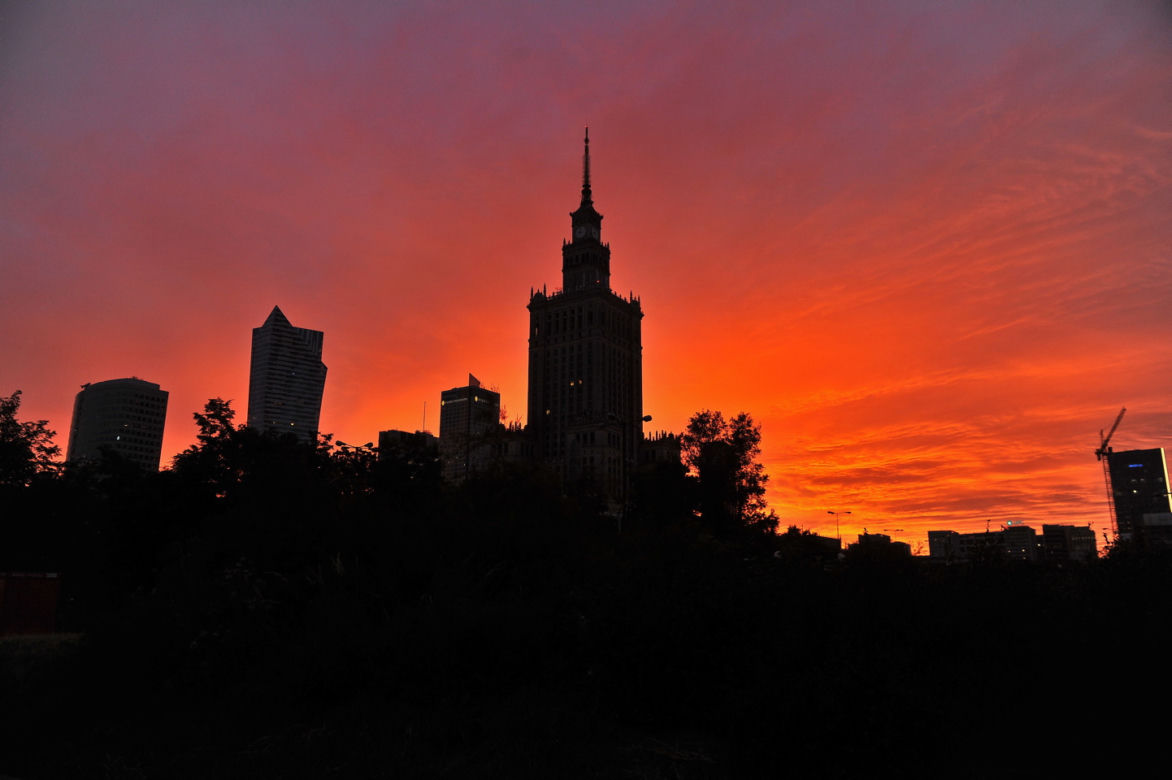 Zjawiskowy zachód słońca w Warszawie