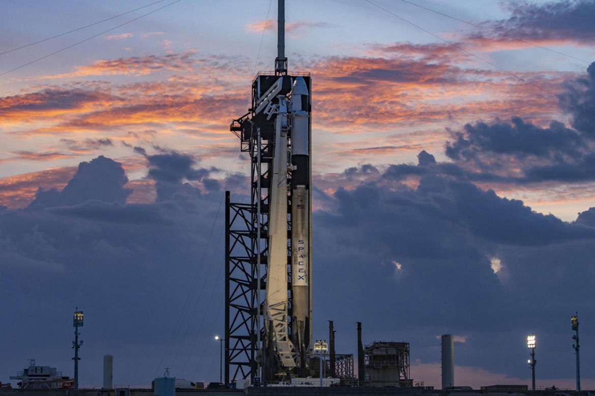 Rakieta SpaceX Falcon 9 gotowa do startu z Centrum Kosmicznego im. Kennedy'ego na Florydzie