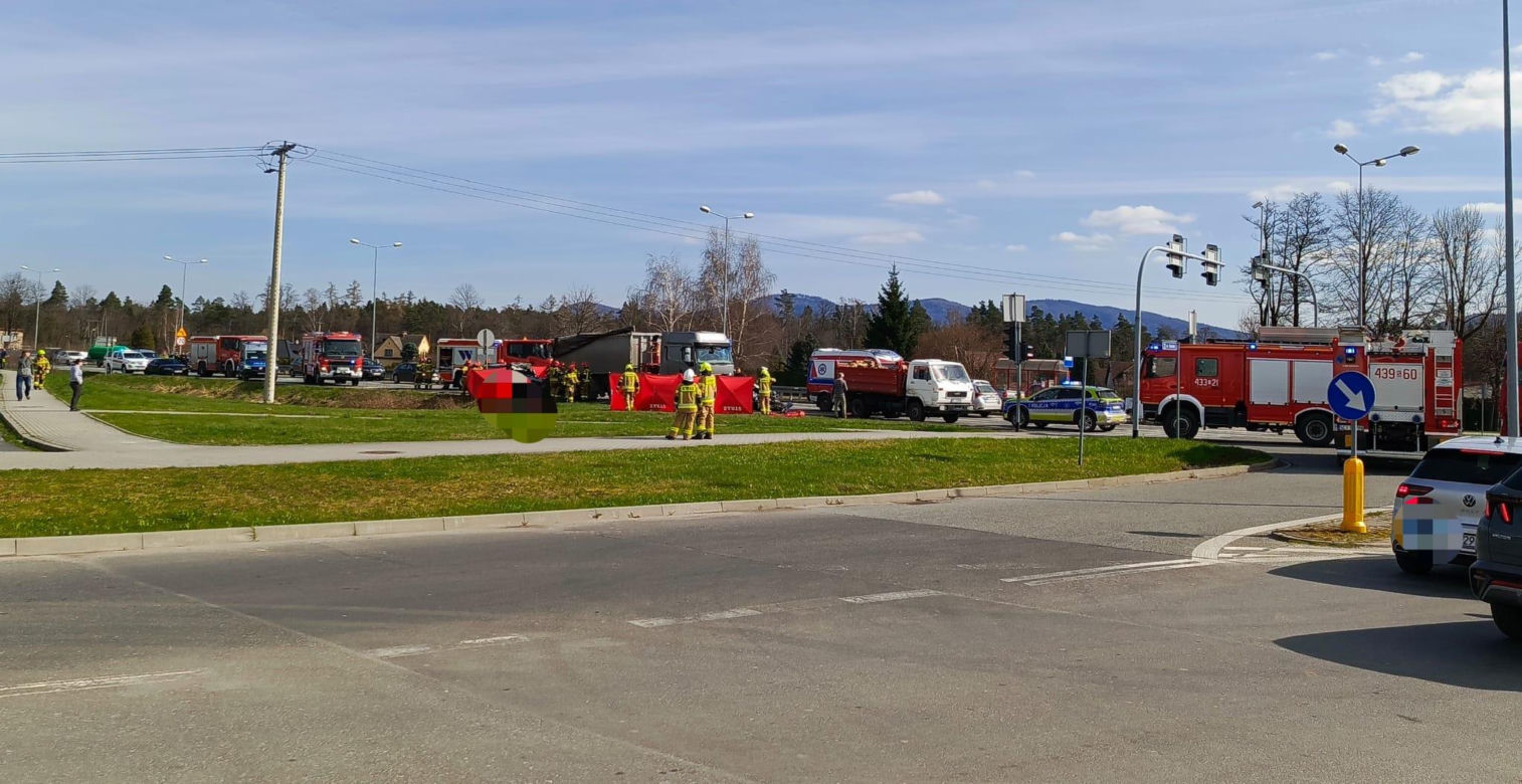Ustroń. Znany biznesmen zginął w wypadku. Jego mercedes huknął w tira i wyleciał w powietrze. Wśród poszkodowanych kobieta w ciąży [ZDJĘCIA]