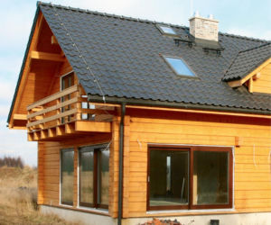 Ten sposób ocieplenia stosuje się również często w domach zbudowanych z bali