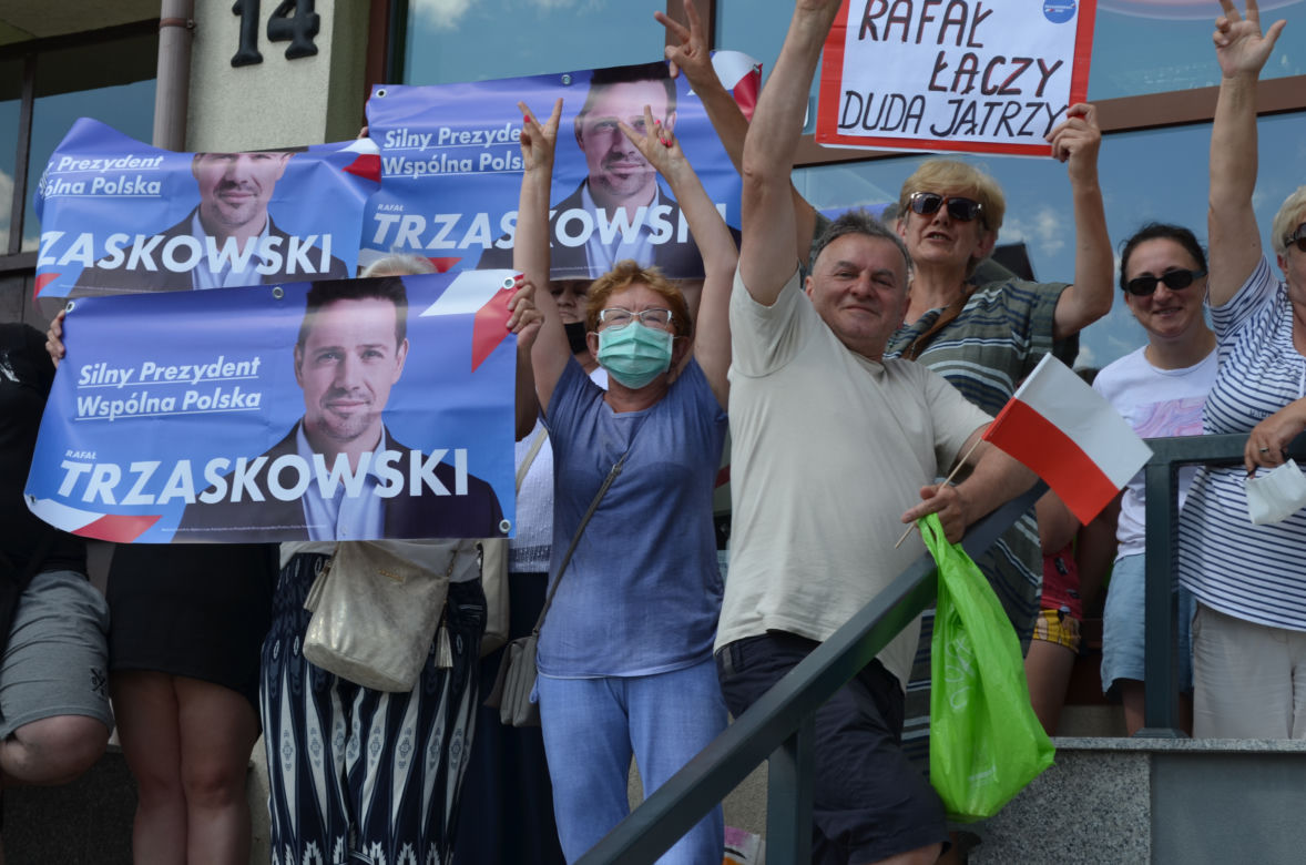 Zwolennicy Trzaskowskiego na wiecu Dudy