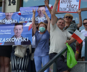 Zwolennicy Trzaskowskiego na wiecu Dudy