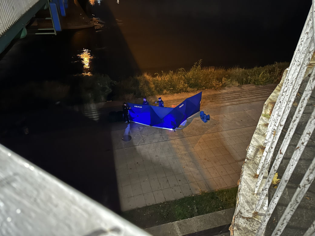 Runął z mostu prosto na beton. Nie żyje. Tragedia na Moście Gdańskim