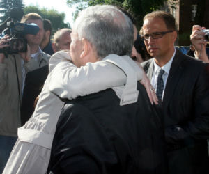 Jarosław Kaczyński odwiedził grób brata. Przytula bratanicę Martę 