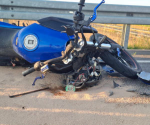 17-latek z gminy Kościan uderzył motorowerem w samochód. Doznał poważnych obrażeń