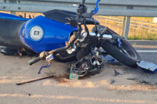 17-latek z gminy Kościan uderzył motorowerem w samochód. Doznał poważnych obrażeń