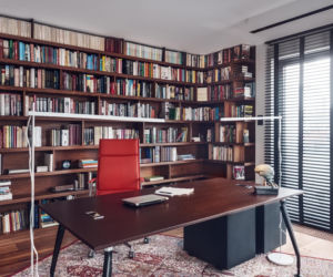 Lekkie, nowoczesne biurko na tle biblioteki w wielkomiejskim gabinecie