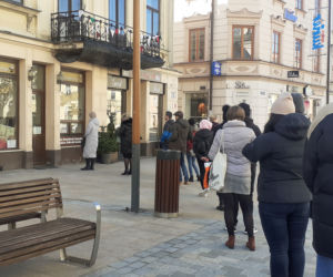 Lublinianie czekają nawet 1,5 godziny po pączki! [GALERIA]