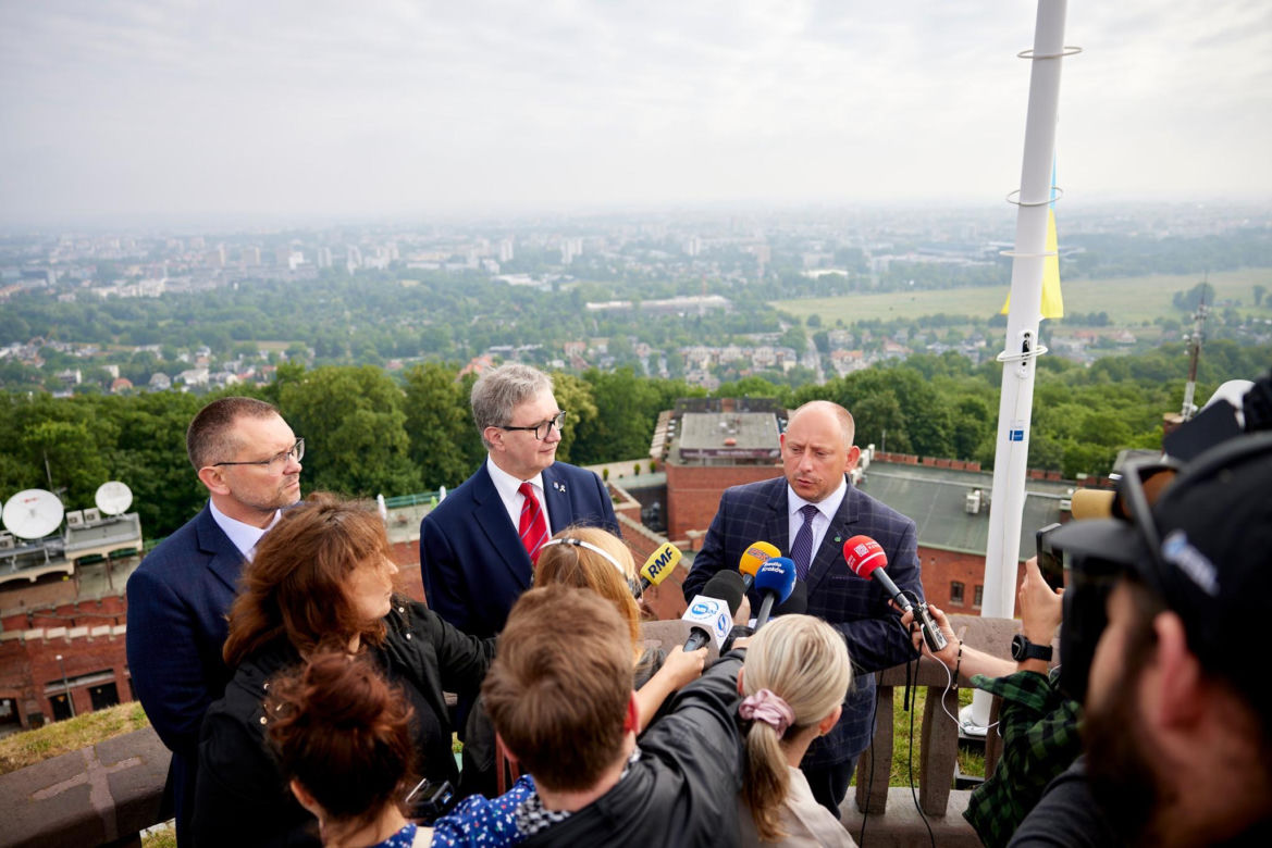 Kraków. Flaga Ukrainy wróciła na Kopiec Kościuszki. "Nie niszczy się symboli"