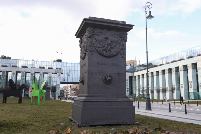 Warszawa dawniej i dziś. Studnia przed placem Krasińskich