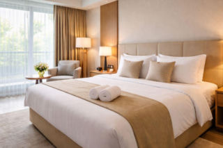 Wchodzisz do hotelu i kładziesz walizkę na łóżku? Ten błąd może zrujnować cały urlop