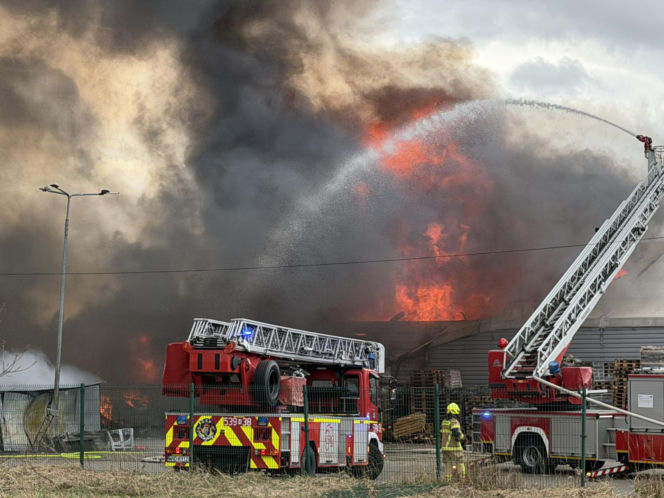 Potężny pożar w Czosnowie