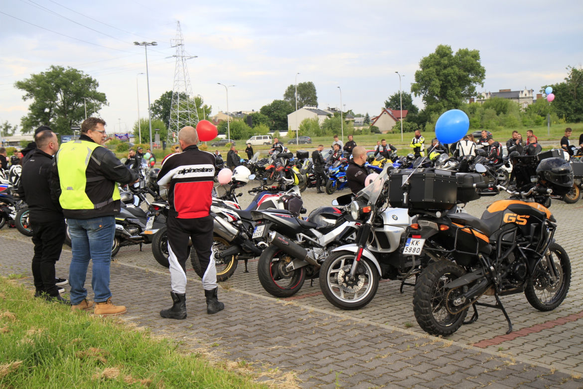 Przed Areną Lublin symbolicznie pożegnano dwójkę tragicznie zmarłych motocyklistów