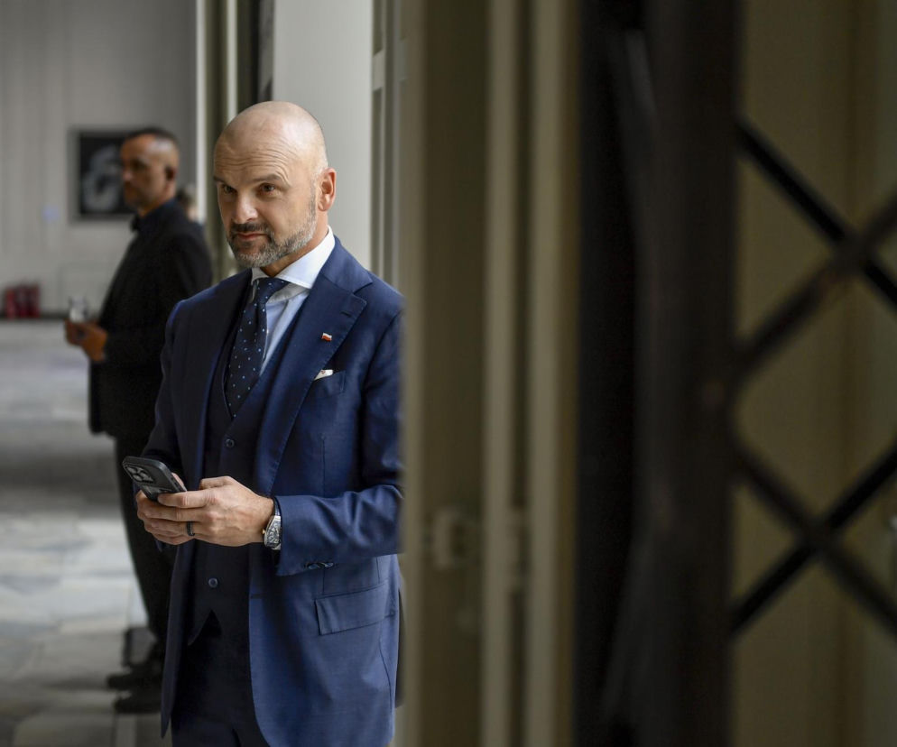Prezes InPost Rafał Brzoska trzyma smartfon. O jego liście wstydu firm logistycznych przeczytasz na SE Superbiz.