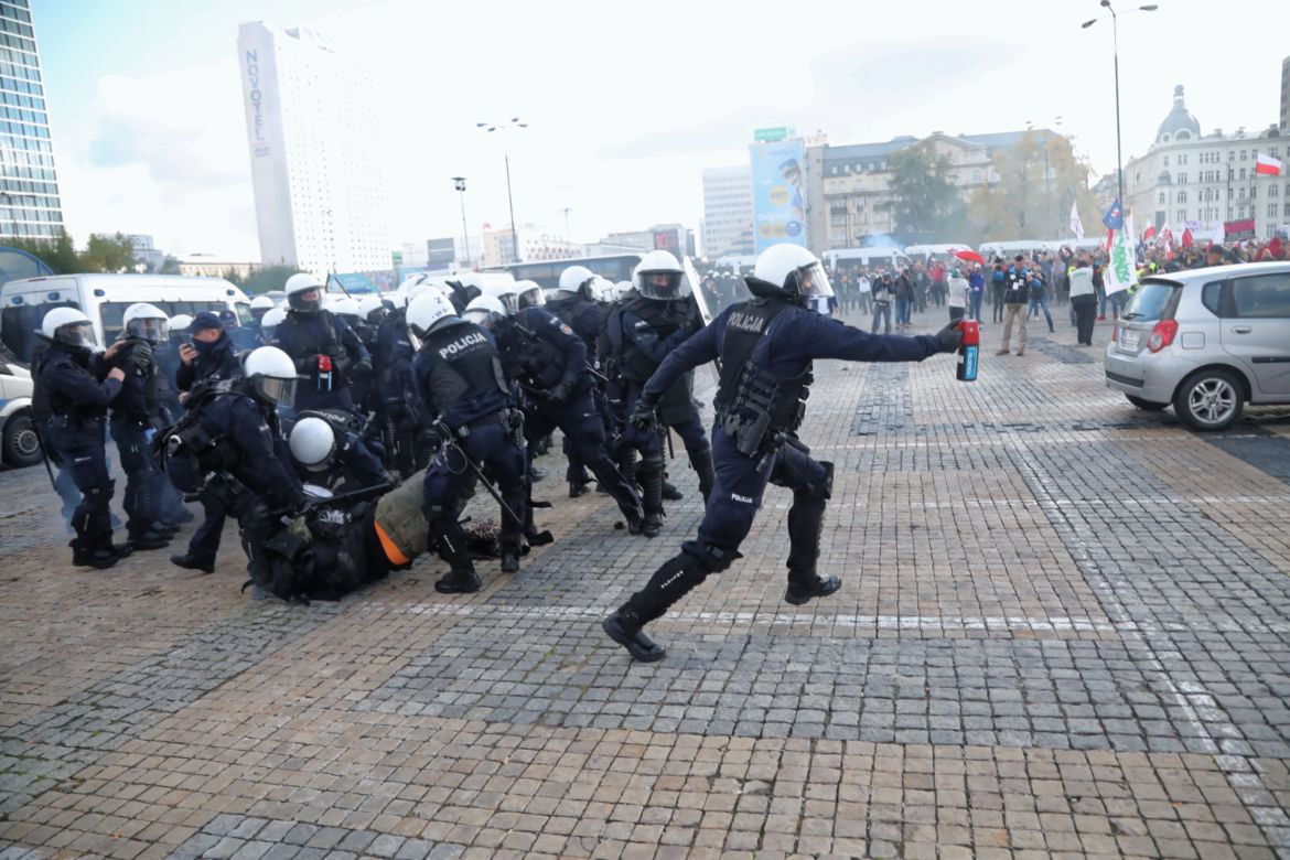 Protest antycovidowców i przedsiębiorców na Placu Defilad
