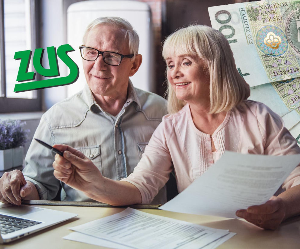 Uśmiechnięci seniorzy sprawdzają dokumenty przy laptopie. Obok logo ZUS i banknoty. O czternastce przeczytasz na SE Polityka.