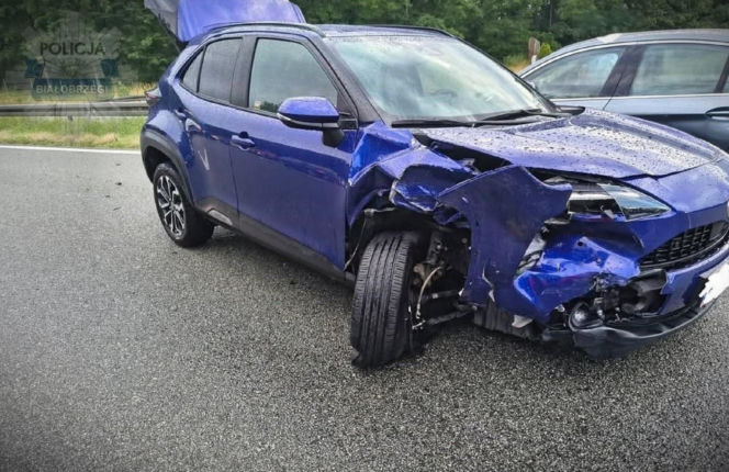 Wypadek na trasie S7. Policjanci z białobrzeskiej drogówki odkryli narkotyki