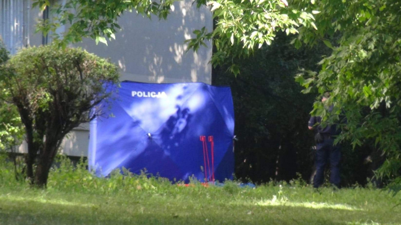 Tragedia na Bemowie. Leżała na trawniku, ktoś wezwał pomoc. Kobieta spadła z 9 piętra
