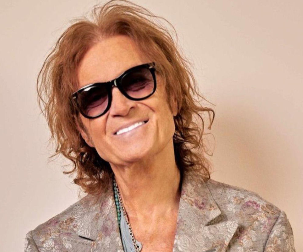 Uśmiechnięty wokalista Glenn Hughes w ciemnych okularach. O stanie jego zdrowia przeczytasz na EskaRock.