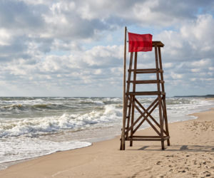 Sinice Ustronie Morskie. Czy w Ustroniu Morskim można się kąpać 20.08? Flaga, warunki pogodowe
