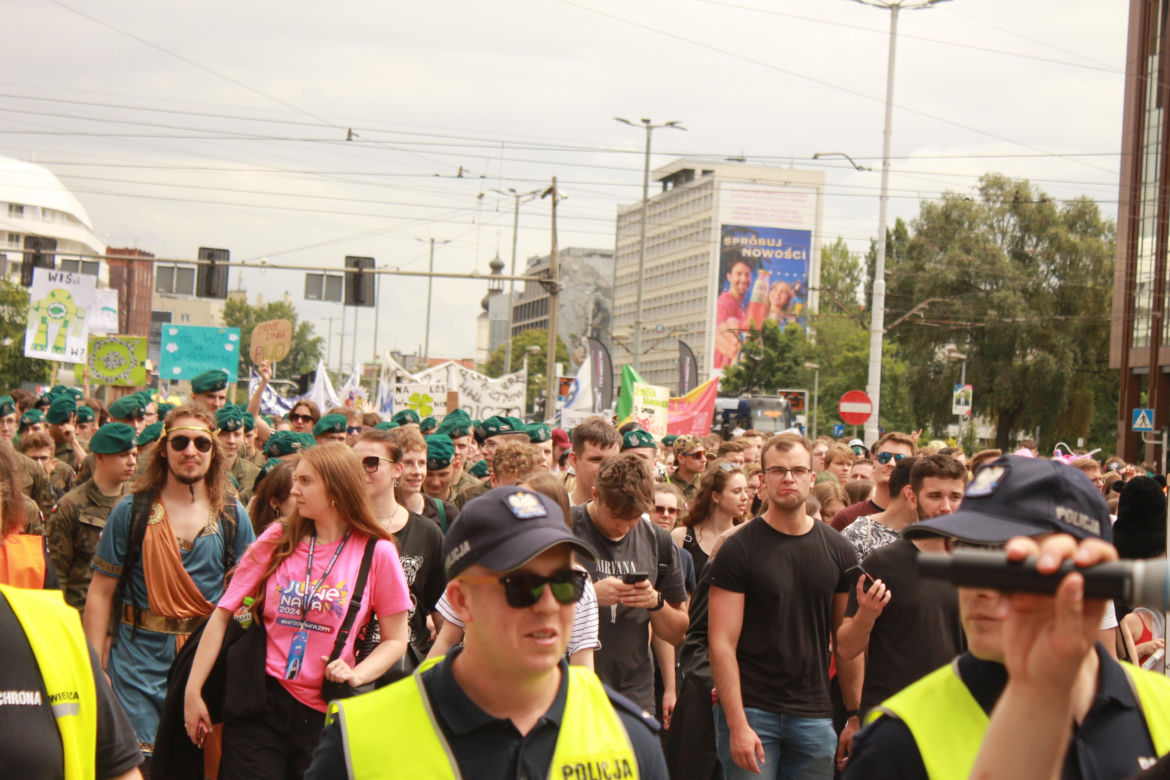 Studenci opanowali Wrocław. Pochód juwenaliowy przeszedł ulicami miasta. Było śpiewająco! [ZDJĘCIA]