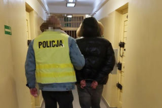 Rzucił petardą w stronę policjantów. 21-latek zatrzymany po pościgu