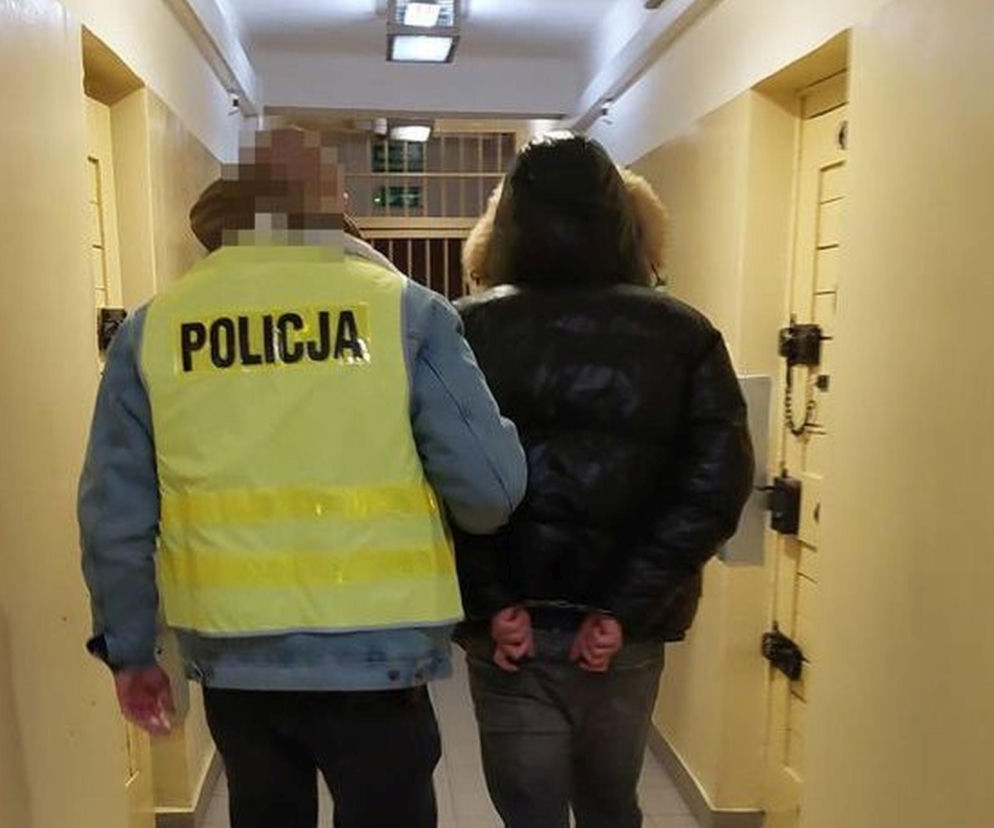 Rzucił petardą w stronę policjantów. 21-latek zatrzymany po pościgu