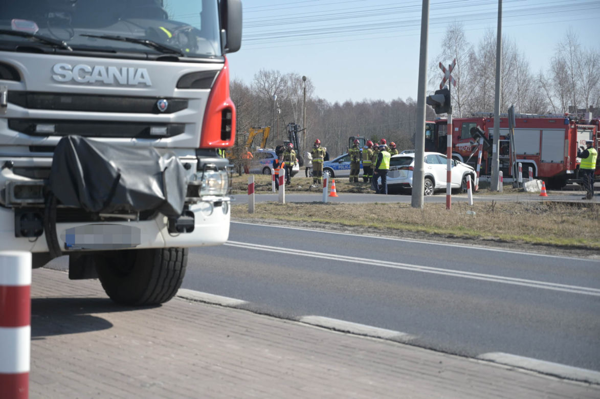 Wjechał wprost pod nadjeżdżający pociąg. Przeżył, ale chwilę później powiesił się w garażu. Dramat pod Grudziądzem