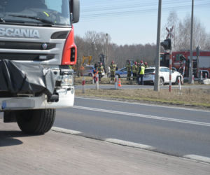 Wjechał wprost pod nadjeżdżający pociąg. Przeżył, ale chwilę później powiesił się w garażu. Dramat pod Grudziądzem
