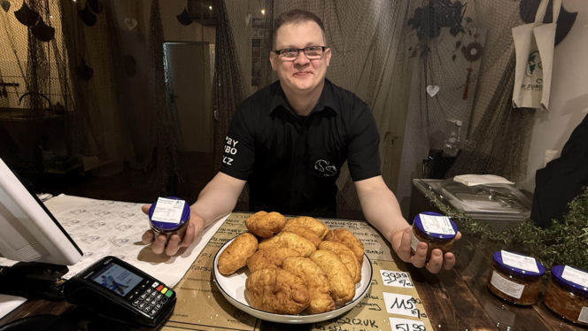 Pączek z paprykarzem kamieńskim