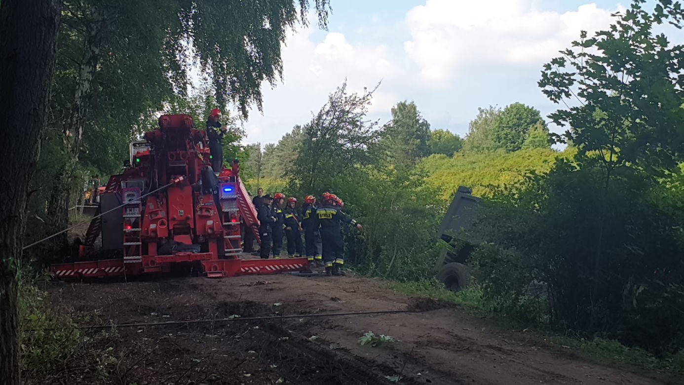 Ciężarówka wpadła do Kanału Żerańskiego