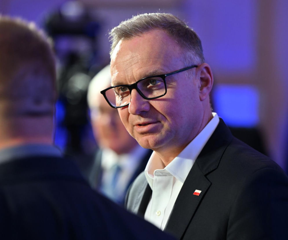 Prezydent Andrzej Duda w okularach rozmawia z kimś. O podwyżkach dla byłych prezydentów przeczytasz na SE Superbiz.