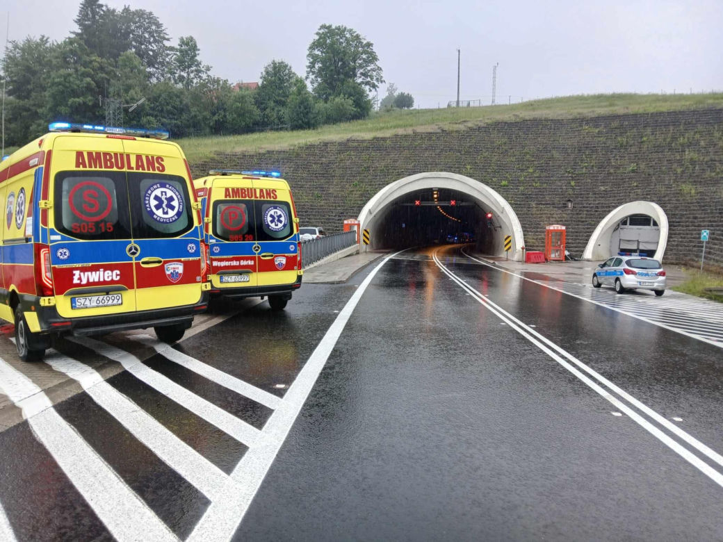 Wypadek w tunelu w Lalikach. Rozpędzone mitsubishi staranowało mercedesa. 5 osób w szpitalu 