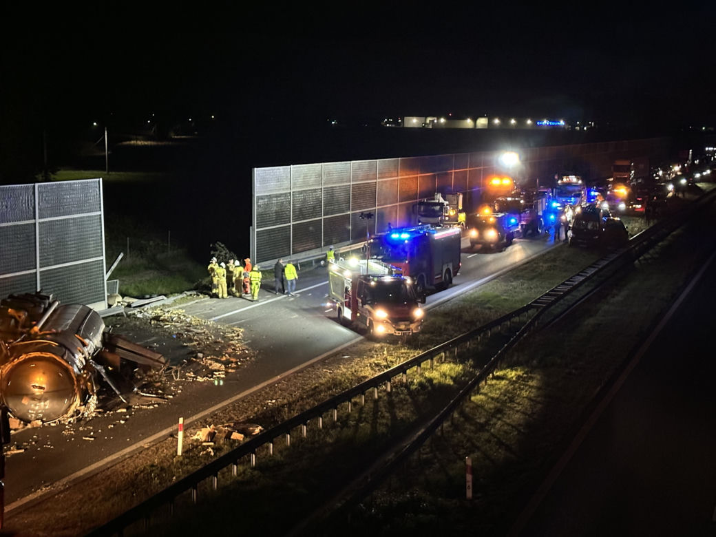 Feliksów. Zderzenie samochodu osobowego z cysterną. Ciężarówka zablokowała całą autostradę