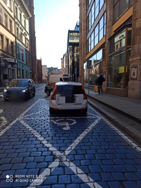 Kobieta parkowała swoje volvo na miejscu dla niepełnosprawnych  
