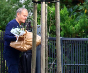 Donald Tusk obsypał żonę kwiatami