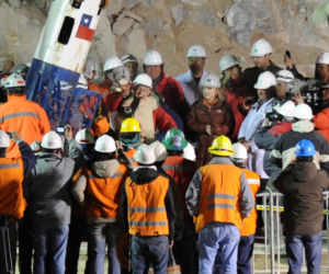 Chile: Górnicy z kopalni San Jose wydobywani na powierzchnię 