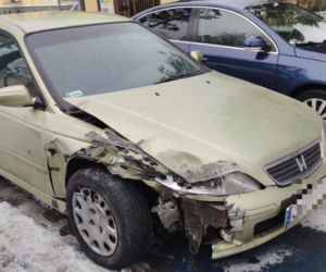 Uciekł po kolizji i ukrył auto na… miejscu dla osoby niepełnosprawnej. Policję zawiadomili Internauci
