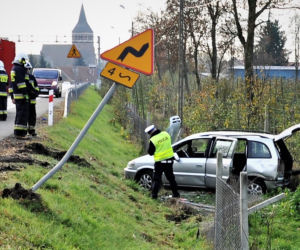 GROŹNY WYPADEK i aż 10 osób w aucie! [ZOBACZ ZDJĘCIA]
