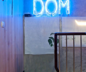 Neon we wnętrzu mieszkania