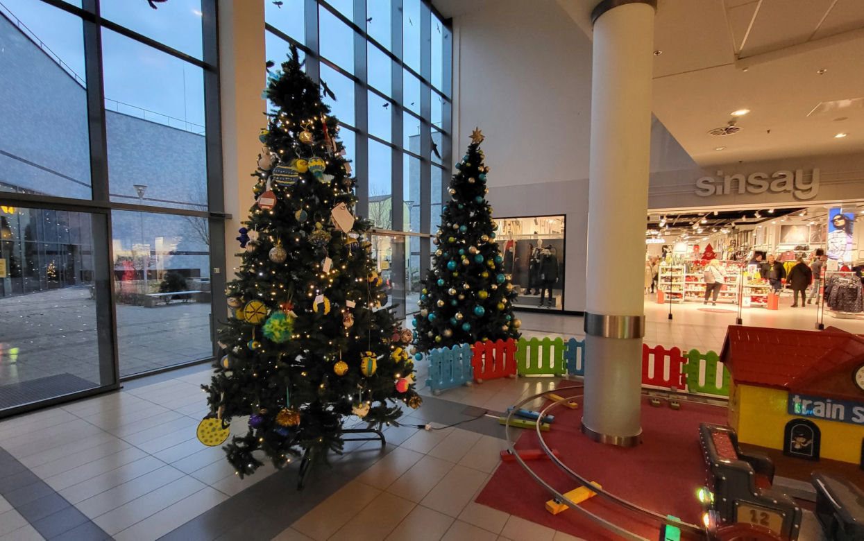 Pięknie przyozdobiona jest też galeria Nova Park, chociaż choinki ustawione tuż przy Sinsay nie zapierają tchu w piersiach. W największej w Gorzowie galerii są ozdoby świąteczne i kilka choinek.	