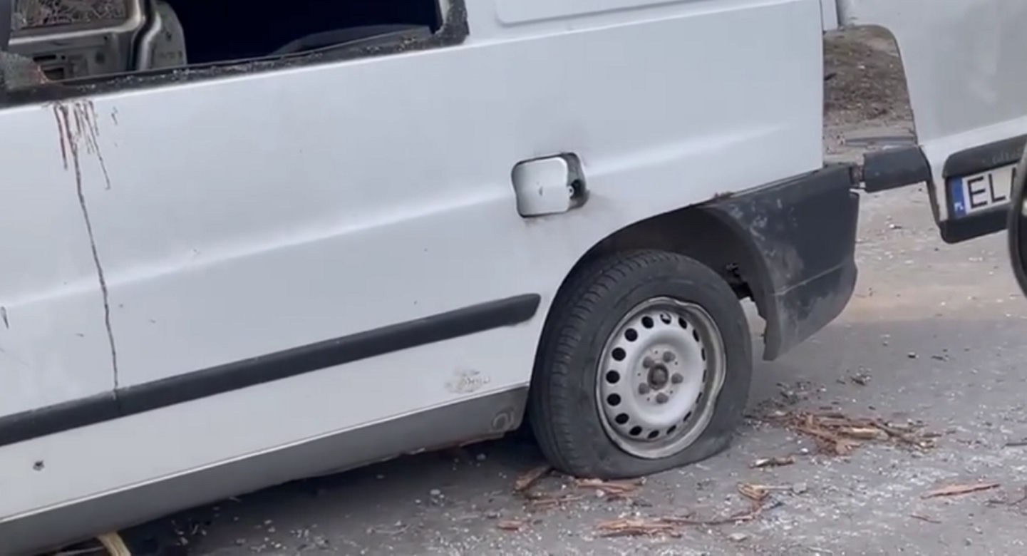 Mercedes z rejestracją z Łódzkiego dojechał do Mariupola. Auto ostrzelane